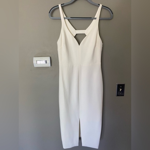 LIKELY Elegant Ivory White Sleeveless Sheath Dress With Cut Out Back Size 8 - Picture 2 of 7